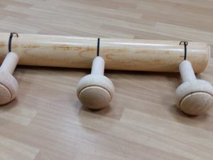 PERCHA MADERA CUATRO POMOS PINO