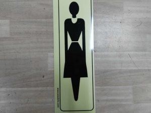 cartel mujer adhesivo 16.5x4.5cm