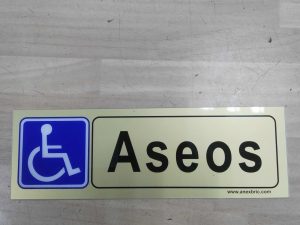 cartel aseos minusvalidos adhesvo 165x45cm
