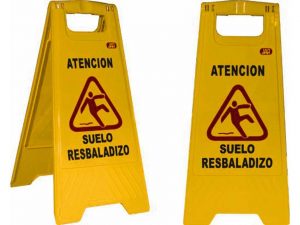 cartel suelo resbaladizo 64x3cm
