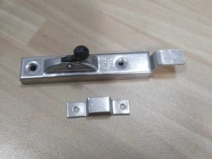 pasador sobreponer 75mm curvo niquelado